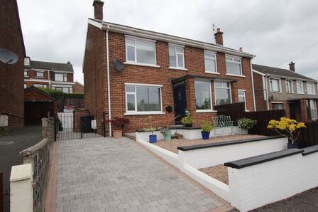 Church Crescent, 3 bedroom Semi Detached House to rent, &pound;1,000 pcm