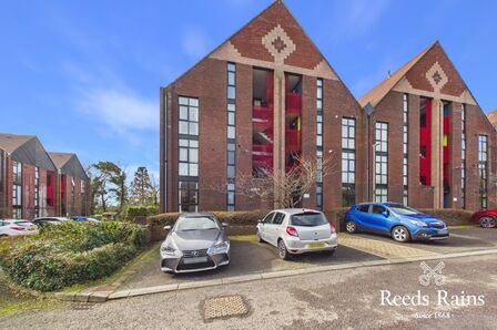 2 bedroom Flat for sale