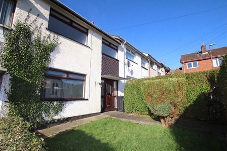 Queens Avenue, 3 bedroom Mid Terrace House to rent, &pound;850 pcm
