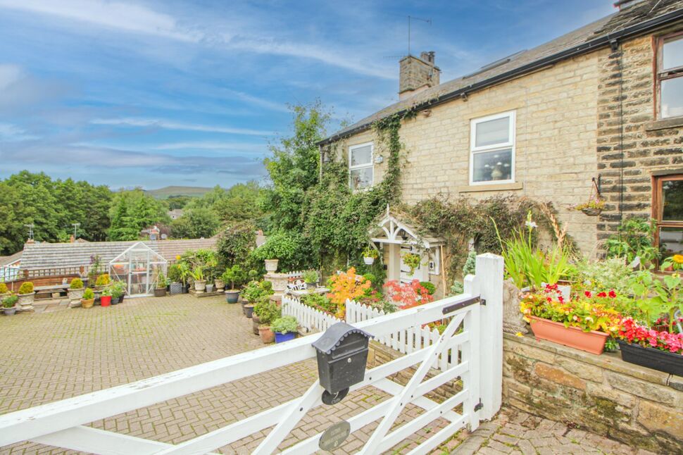 3 bedroom End Terrace House for sale, Cross Cliffe, Glossop, SK13 £
