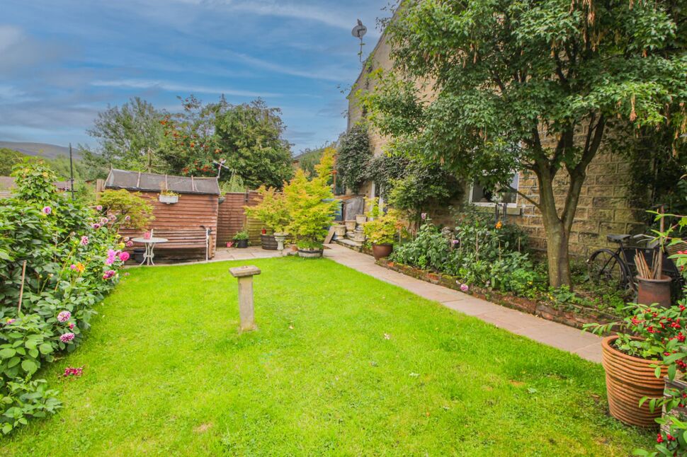 3 bedroom End Terrace House for sale, Cross Cliffe, Glossop, SK13 £