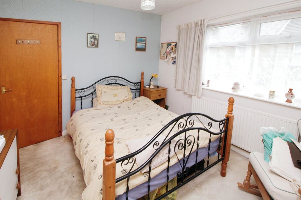 3 bedroom Mid Terrace House for sale, Surrey Street, Glossop, SK13 £