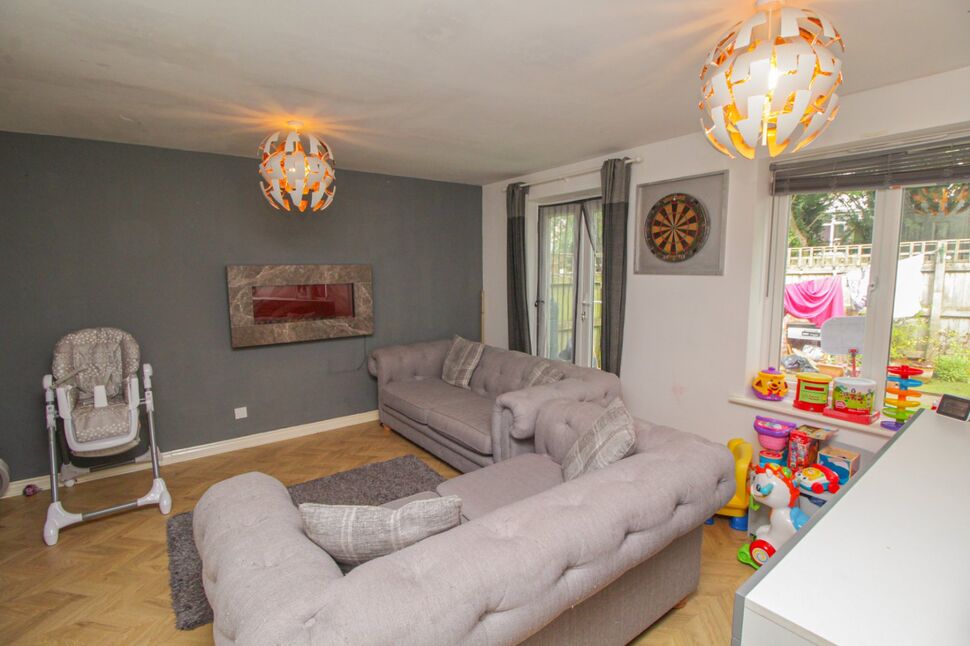 3 bedroom Mid Terrace House for sale, Heron Close, Glossop, SK13 £215,000