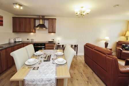 Glossop Brook Road, 2 bedroom  Flat for sale, £150,000
