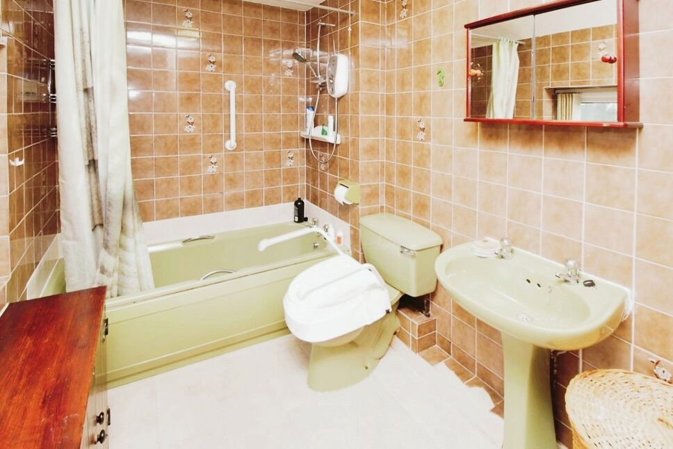 3 bedroom End Terrace House for sale, Marple Road, Charlesworth, SK13 £175,000