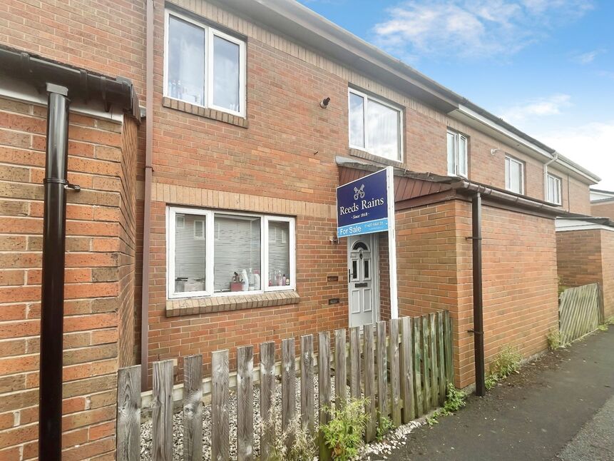 Main image of 2 bedroom Mid Terrace House for sale, Edale Bank, Glossop, Derbyshire, SK13