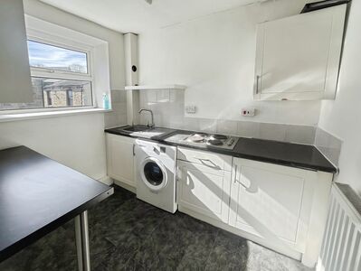 Brook Street, 3 bedroom Flat to rent, &pound;695 pcm