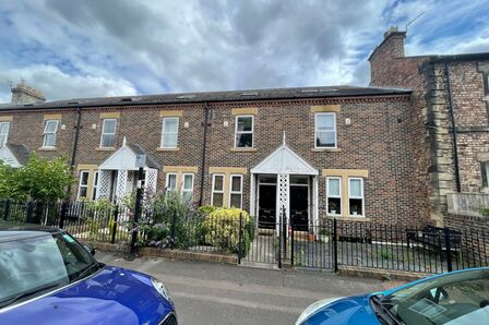 Lesley Court, 4 bedroom Mid Terrace House to rent, &pound;1,350 pcm