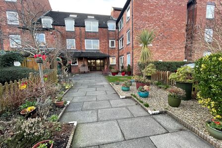 High Street, 1 bedroom  Flat for sale, £50,000