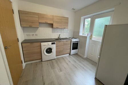 Park Avenue, 3 bedroom  Flat for sale, £75,000