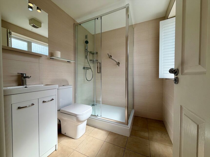 En-Suite Sower Room