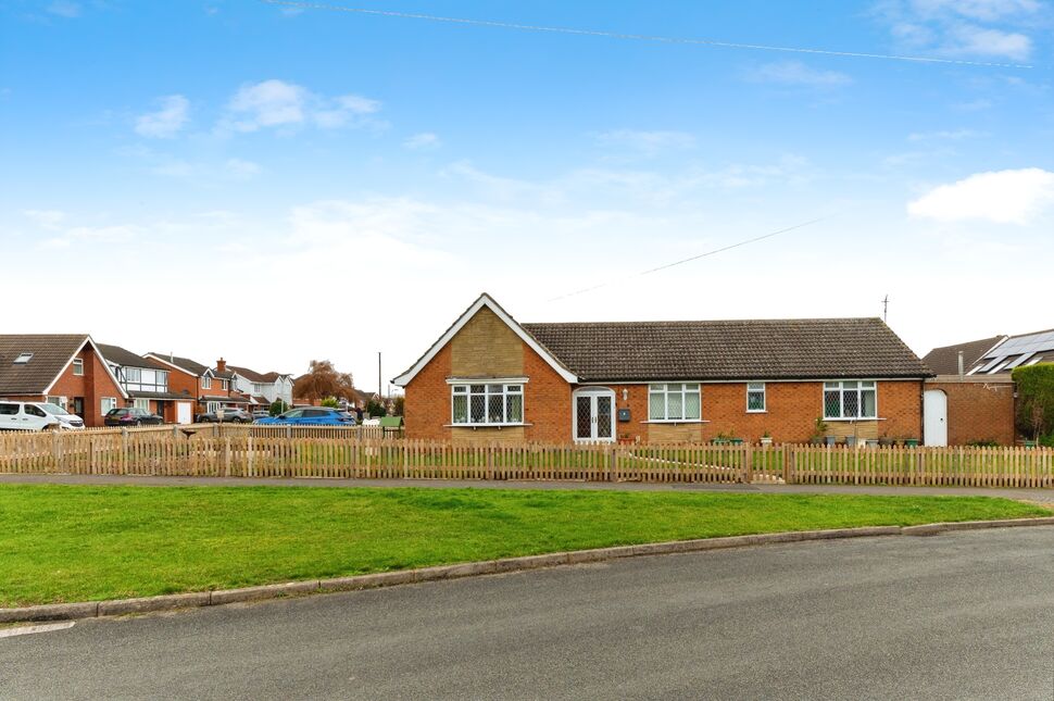 3 bedroom Detached House for sale, Heron Way, HoltonleClay, DN36 £