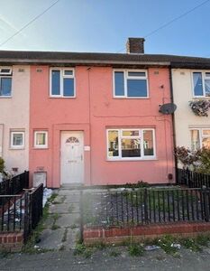 3 bedroom Mid Terrace House to rent