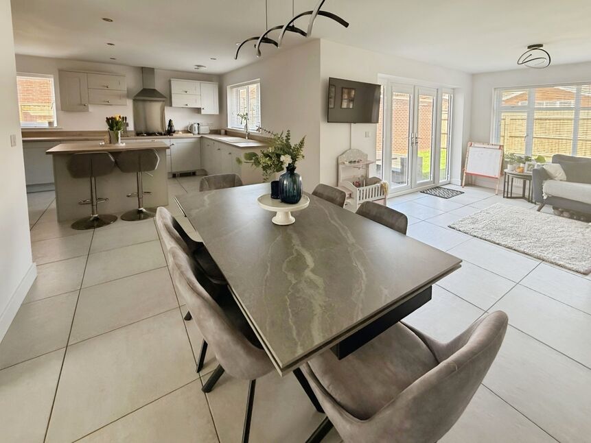 Kitchen / Dining Area