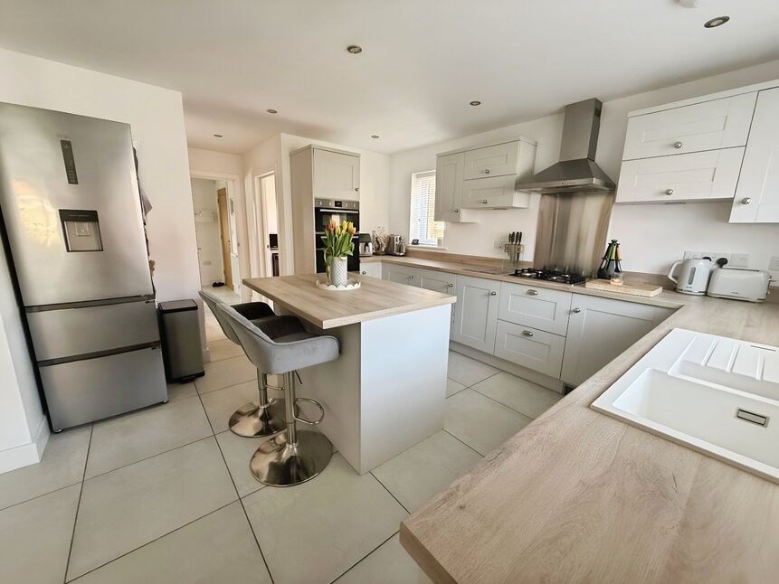 Kitchen / Dining Area