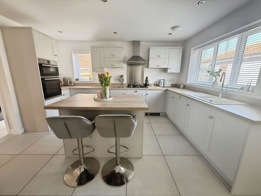 Kitchen / Dining Area