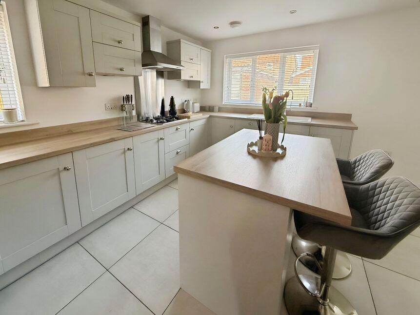 Kitchen / Dining Area