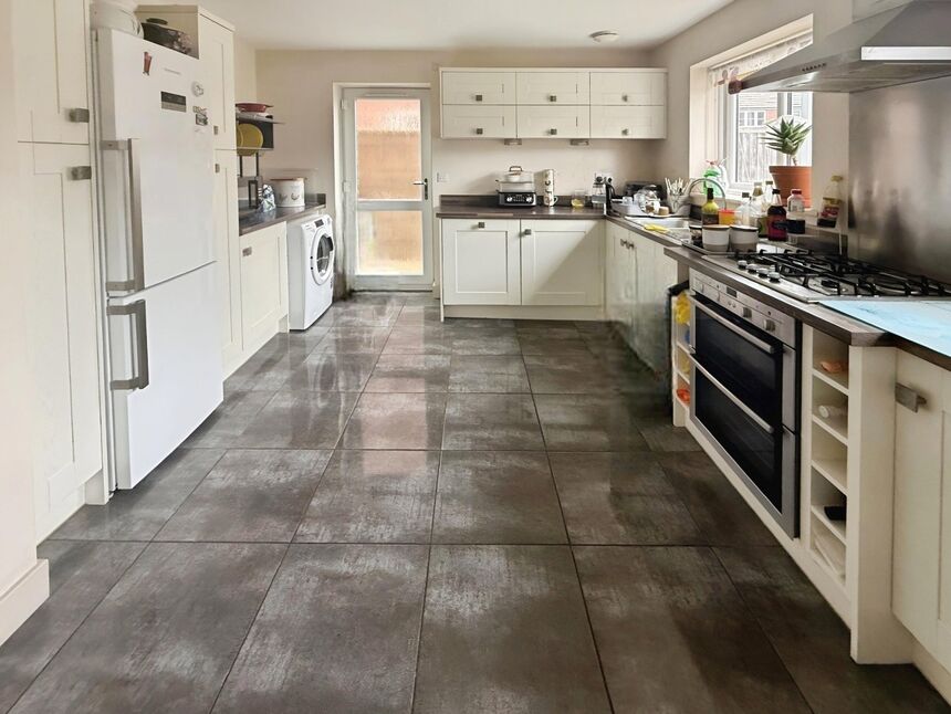 Kitchen / Dining Area