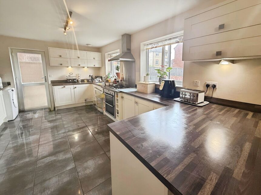 Kitchen / Dining Area