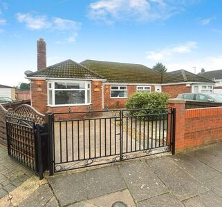 Salsbury Avenue, 3 bedroom Semi Detached Bungalow to rent, £875 pcm