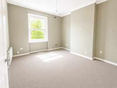 West Parade, 1 bedroom Flat to rent, &pound;595 pcm