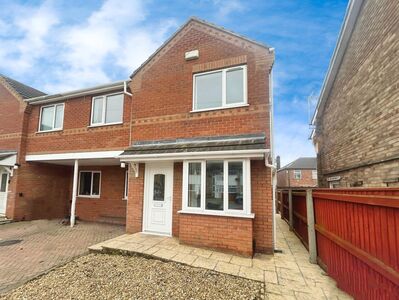 Salamander Close, 3 bedroom Semi Detached House to rent, &pound;695 pcm