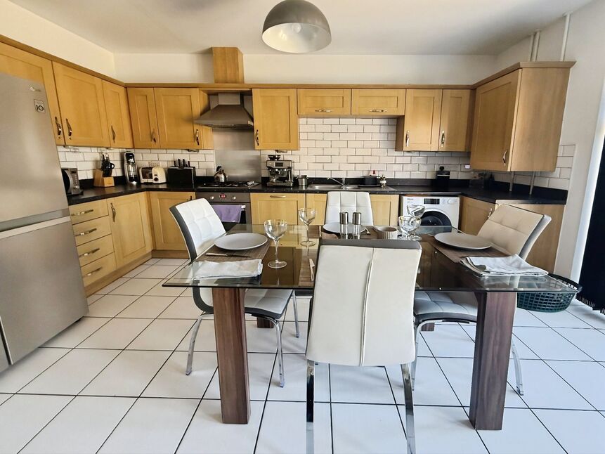 Kitchen / Dining Area