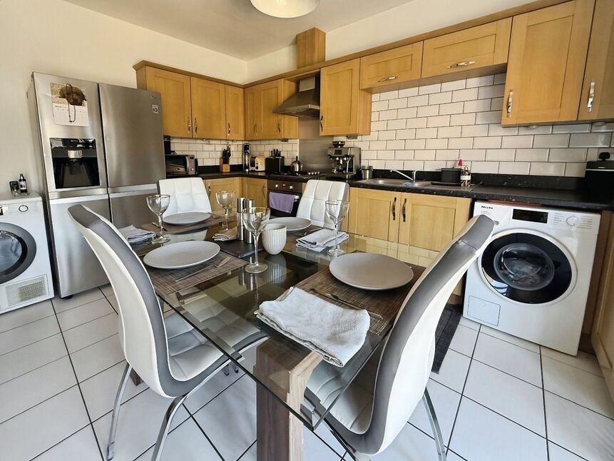 Kitchen / Dining Area