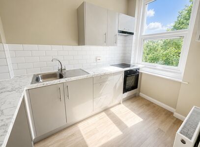 West Parade, 1 bedroom Flat to rent, &pound;595 pcm