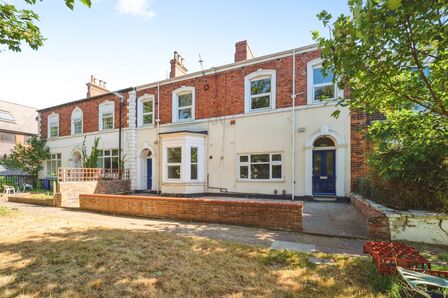 West Parade, 1 bedroom Flat to rent, &pound;595 pcm