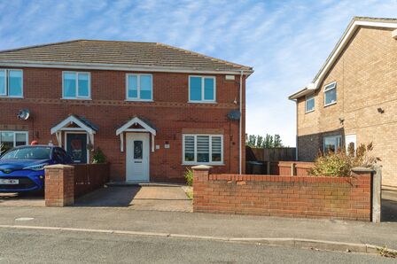 Salamander Close, 3 bedroom Semi Detached House to rent, &pound;675 pcm