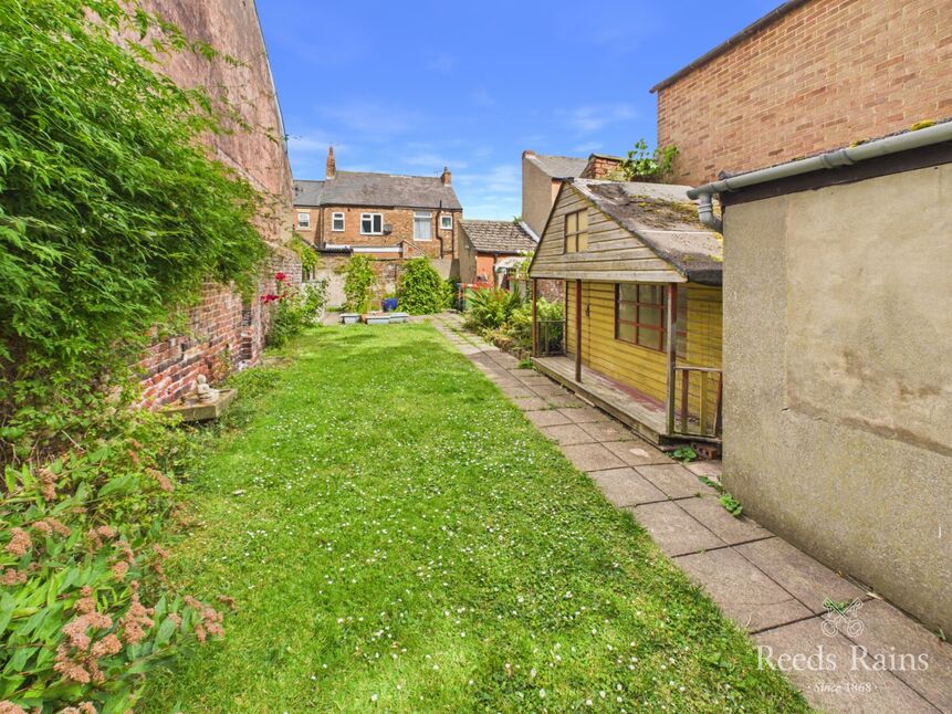 3 bedroom Mid Terrace House for sale