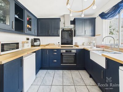 2 bedroom Mid Terrace House for sale