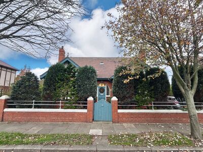 St. Margarets Grove, 3 bedroom Detached Bungalow for sale, £425,000