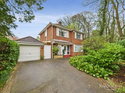 The Grove, 3 bedroom Detached House for sale, £375,000