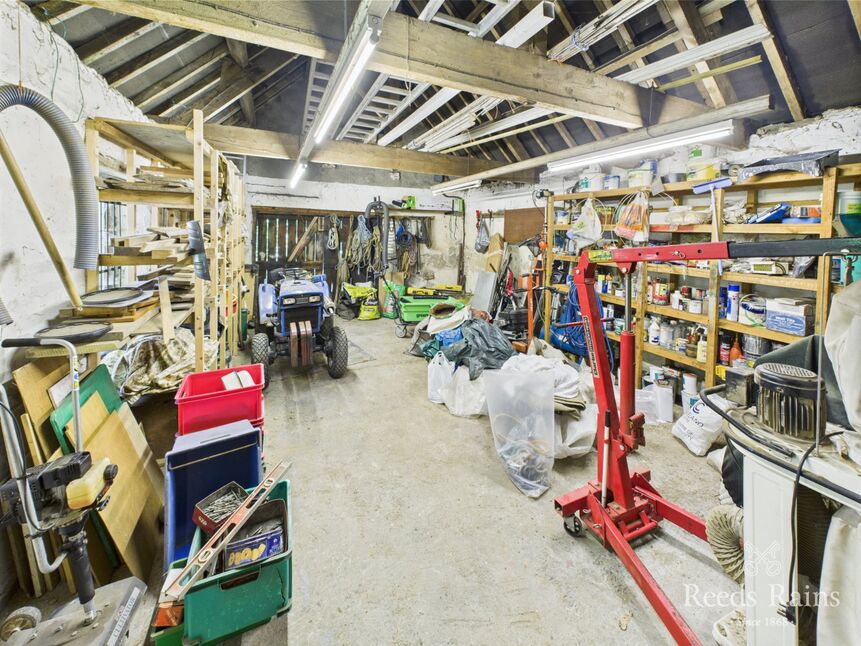 Barn / Garage