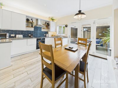 2 bedroom Mid Terrace House for sale