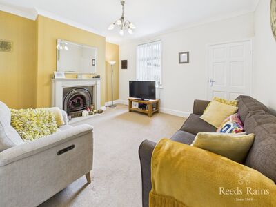 3 bedroom Mid Terrace House for sale