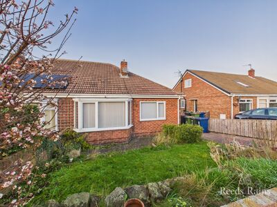 Pennine Way, 2 bedroom Semi Detached Bungalow for sale, £155,000