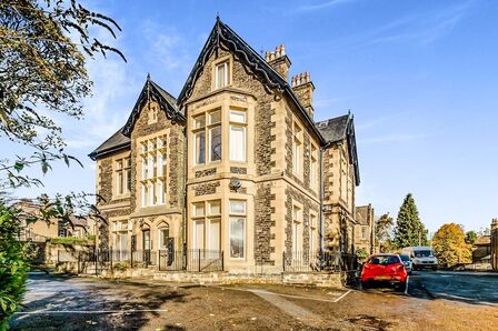 Savile Park Road, 2 bedroom  Flat to rent, £750 pcm
