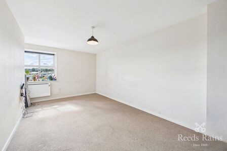 Pellon Lane, 1 bedroom Flat to rent, &pound;575 pcm