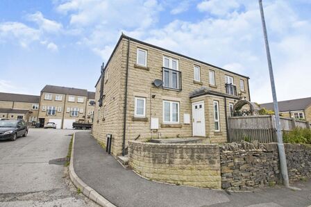 Moins Close, 2 bedroom End Terrace House to rent, £700 pcm
