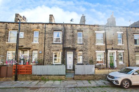 2 bedroom Mid Terrace House for sale