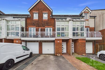 4 bedroom Mid Terrace House for sale