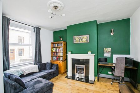 2 bedroom Mid Terrace House for sale