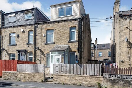 3 bedroom Mid Terrace House for sale