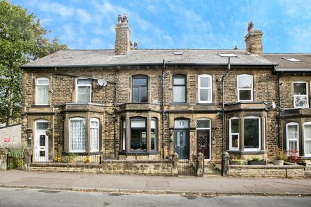 3 bedroom Mid Terrace House for sale