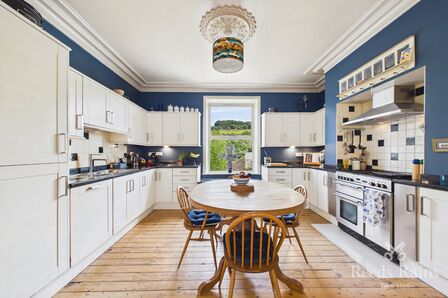 4 bedroom Mid Terrace House for sale