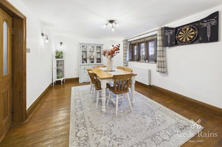 3 bedroom Mid Terrace Property for sale