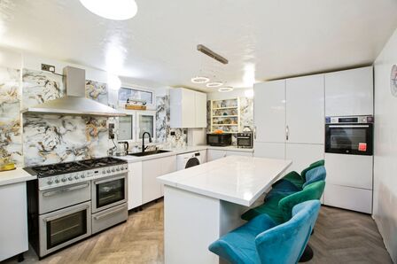 3 bedroom Mid Terrace House for sale